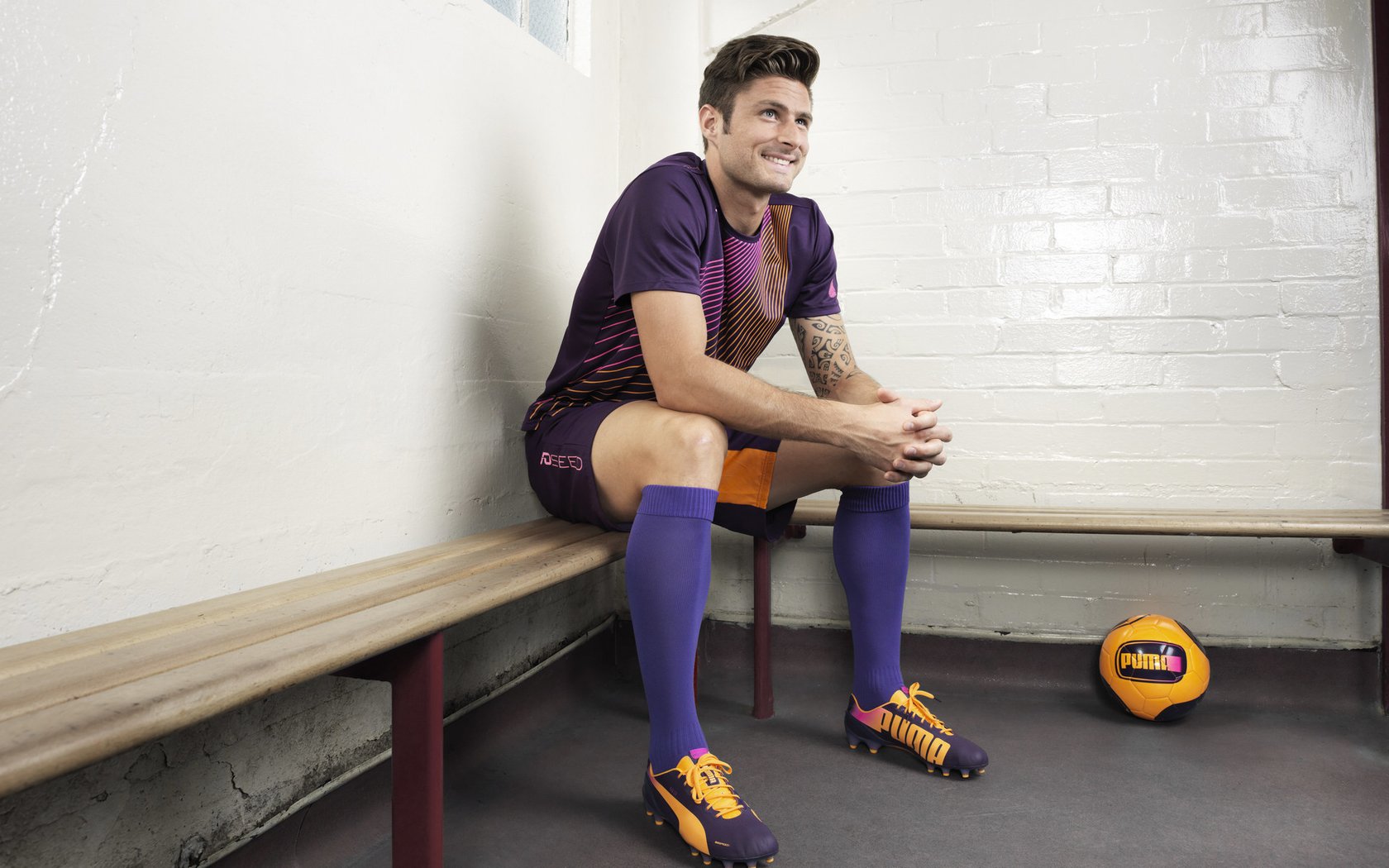 是否应建立更多非洲与亚洲球员通道，加强同非洲国家